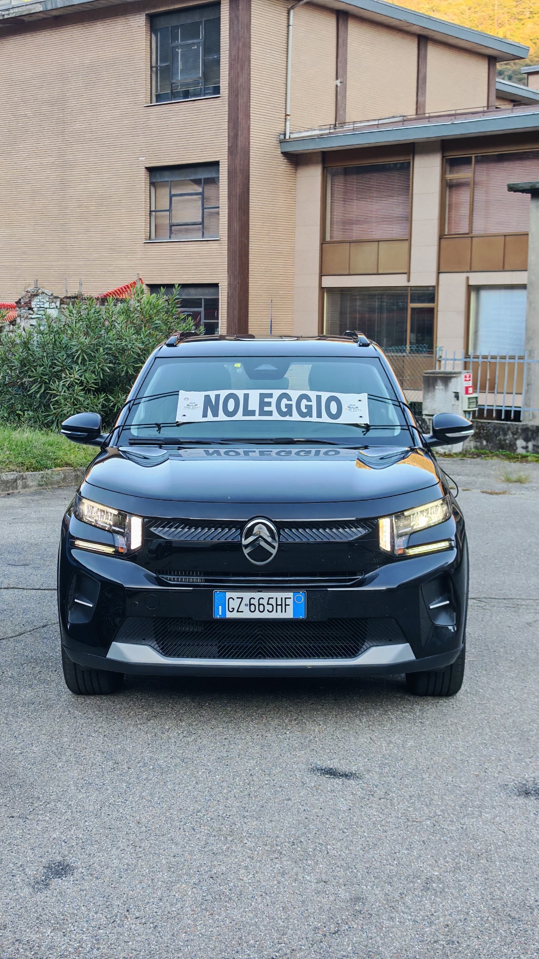Citroën nera a noleggio con cartello NOLEGGIO
